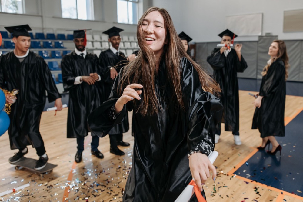 Jóvenes celebrando su graduación