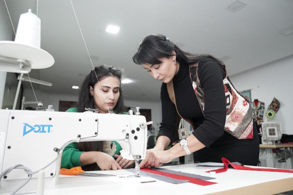 Mujeres aprendiendo costura en un taller