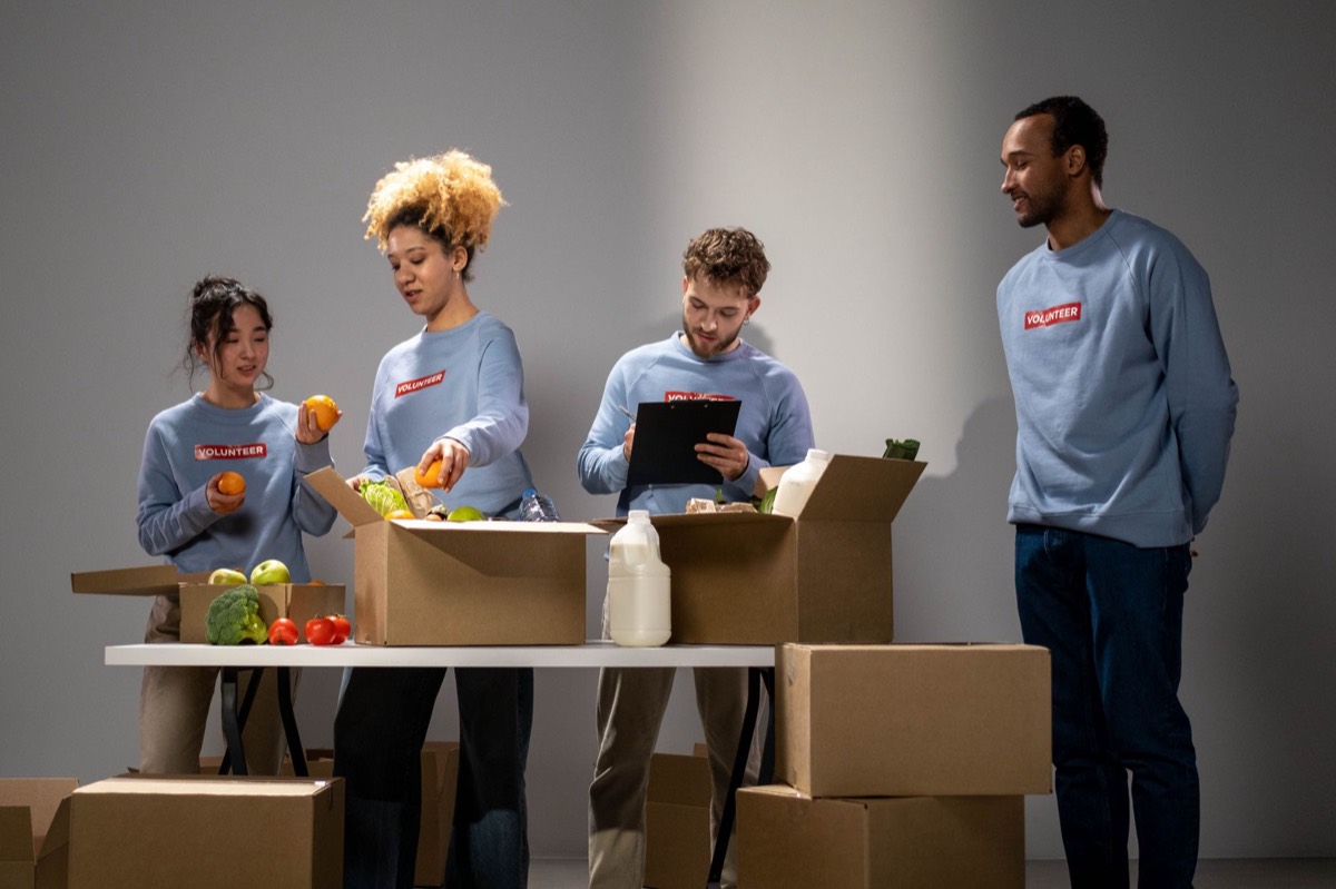 Voluntarios organizando cajas de alimentos para entregar