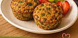 Plato de muffins de vegetales con fresas