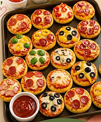 Bandeja de mini pizzas caseras con vegetales, recién horneadas