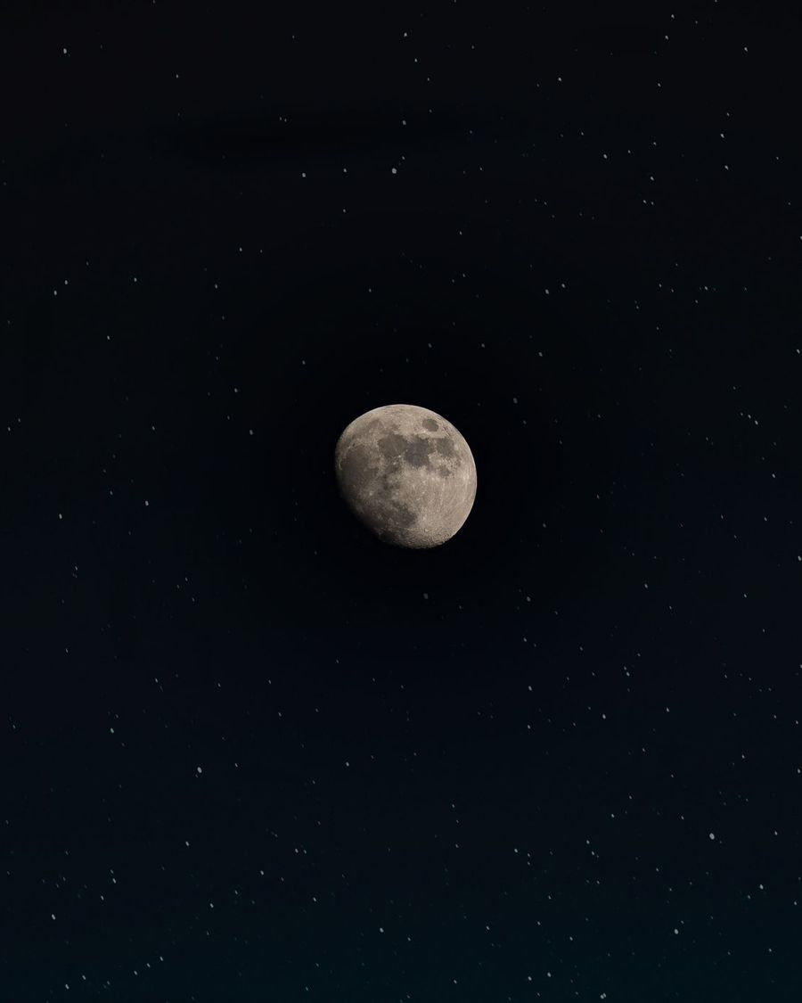 Una luna creciente entre estrellas en el cielo nocturno