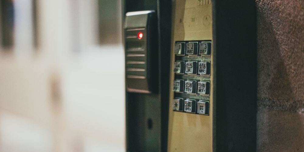 Teclado de control de acceso con botones iluminados