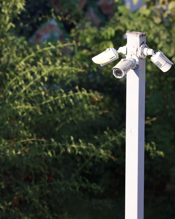 Varias cámaras de seguridad montadas en un poste