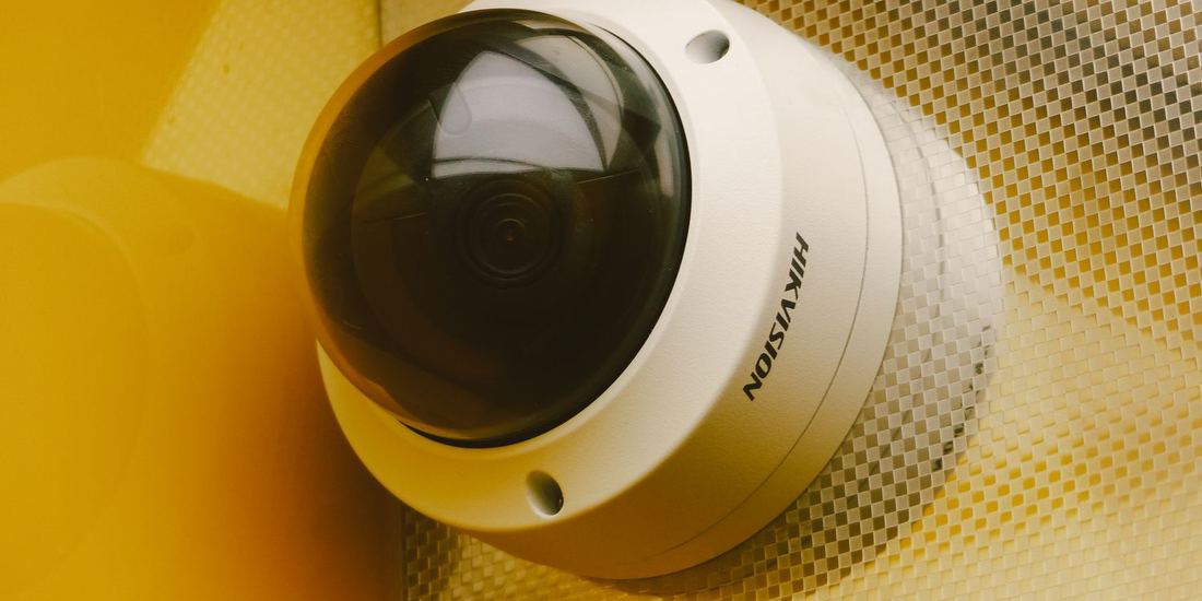 Cámara domo Hikvision en primer plano