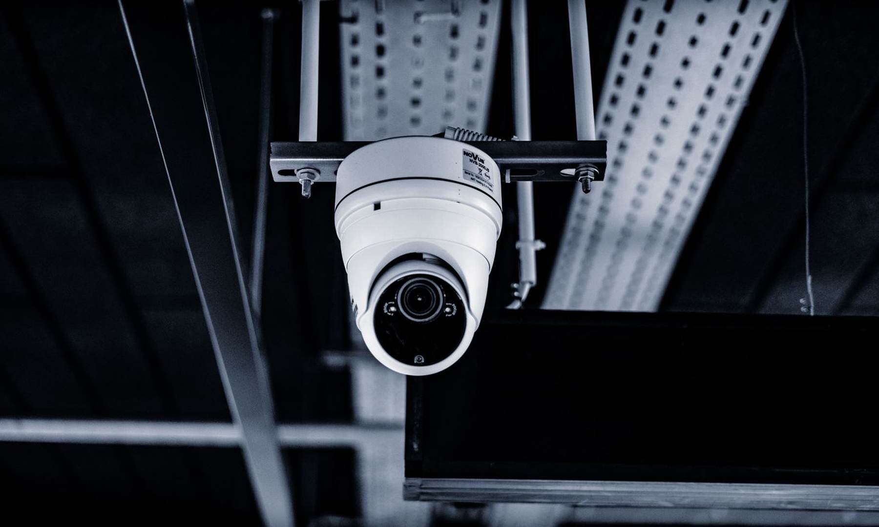 Cámara domo de vigilancia instalada en un techo industrial