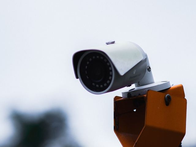 Cámara de vigilancia sobre soporte naranja