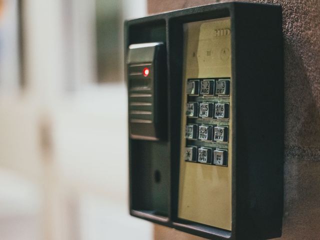 Teclado de control de acceso en un edificio