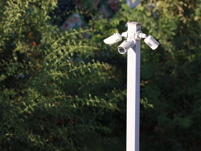 Conjunto de cámaras de seguridad instaladas en un poste