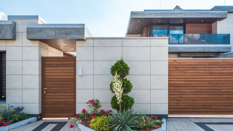Fachada de una vivienda moderna con portón de madera