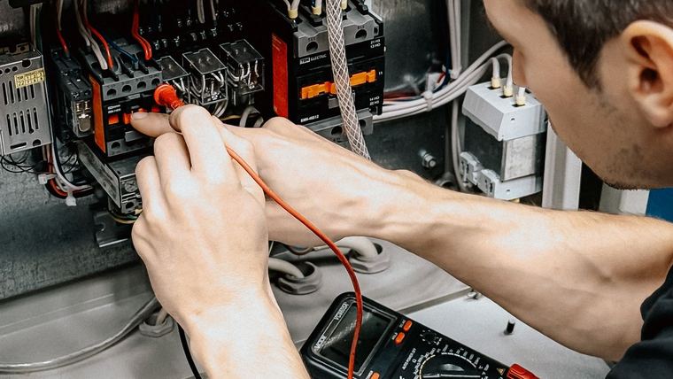Técnico trabajando en un panel eléctrico comercial