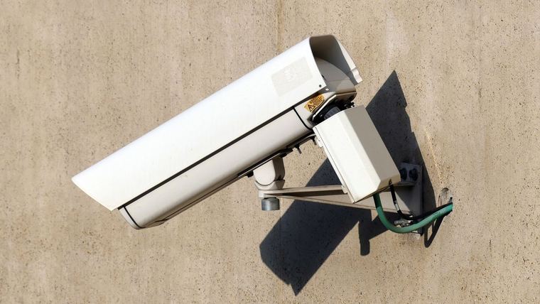 Cámara de seguridad tipo bala instalada en una pared exterior