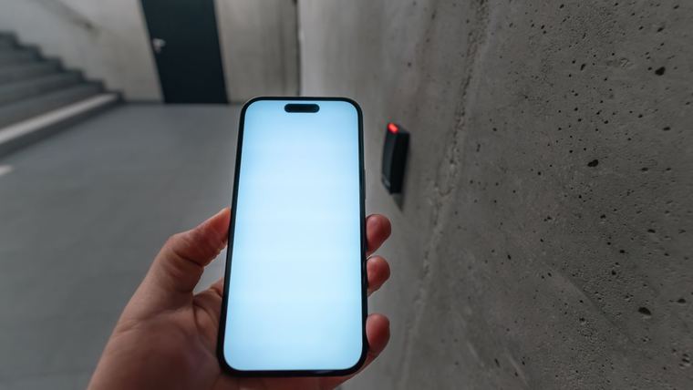 Teléfono desbloqueando una puerta mediante acceso inteligente