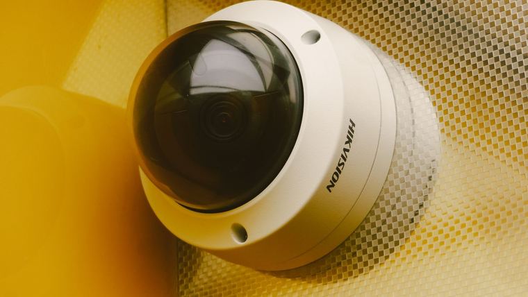 Cámara domo Hikvision instalada en un techo