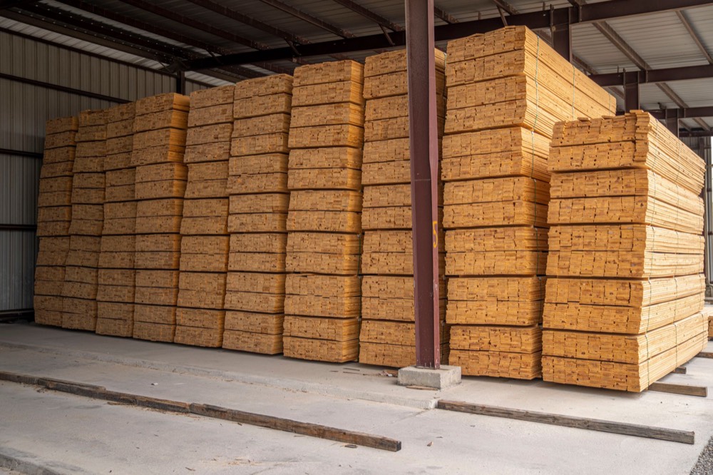 Tableros de madera apilados en almacén